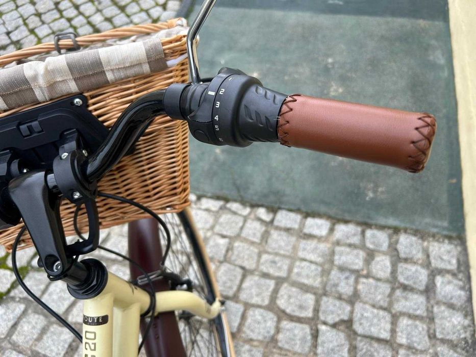 Bicicleta roda 28 com cestos, luzes e retrovisores