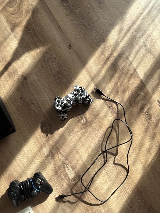 Sony PlayStation 3 Ps 3 super slim 500 gb 2 pady 3 gry okablowanie