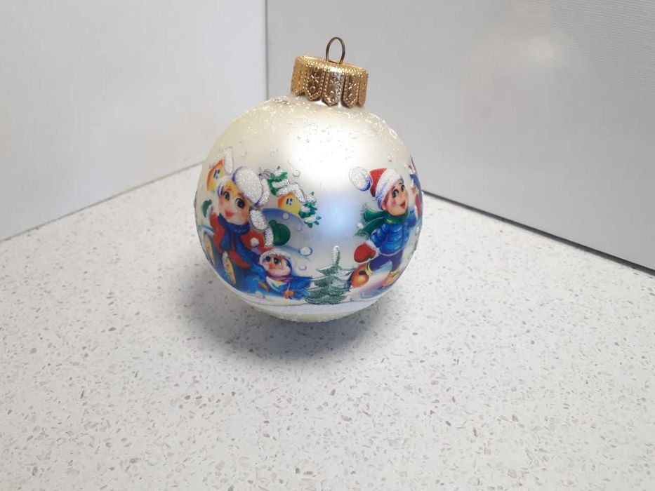 Стеклянный новогодний шар 8,5 см: 4 сюжета, объёмный снег, новый