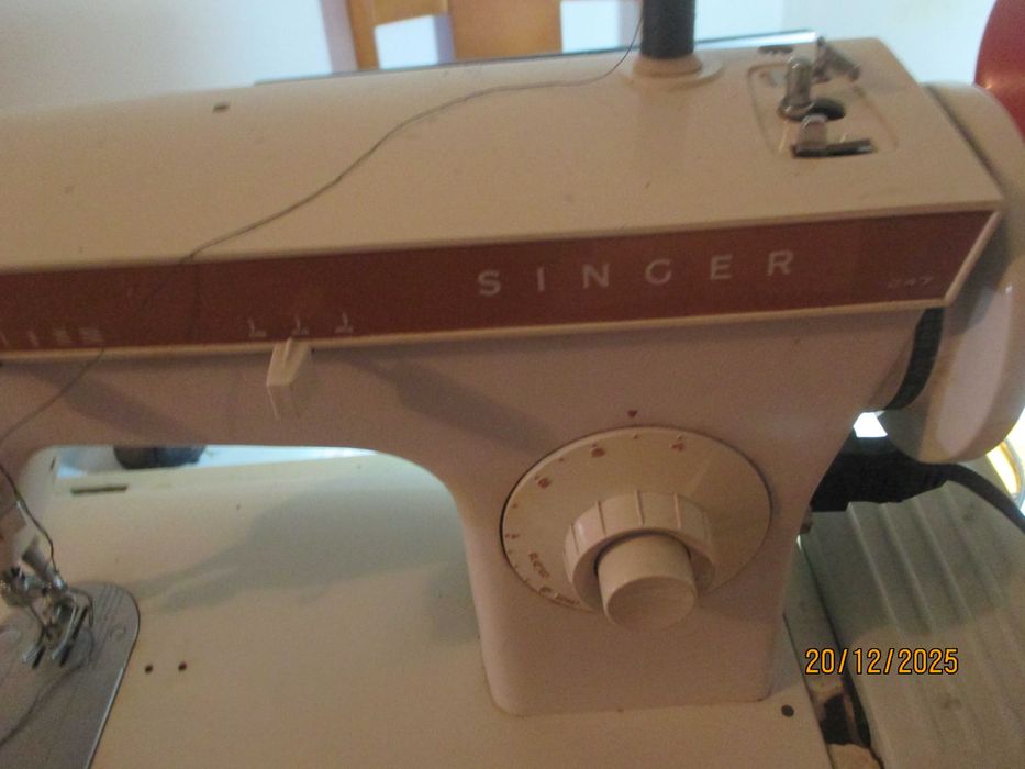 Máquina de costura elétrica Singer