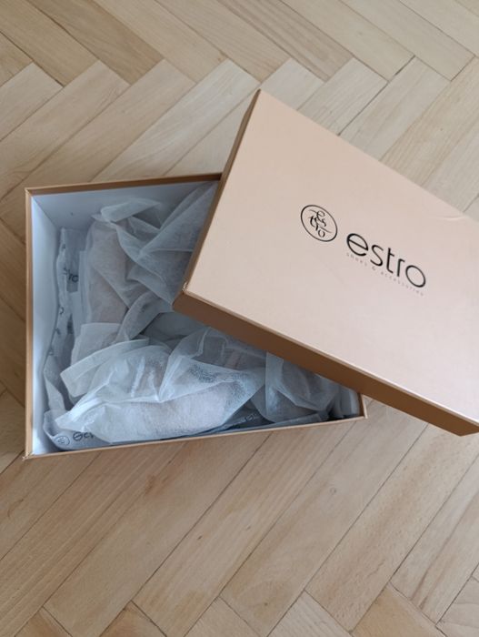 Жіночі босоніжки шкіряні на каблуку Estro Нові бежеві