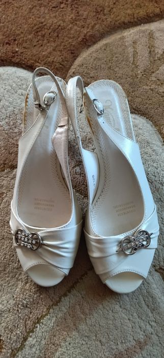 Жіночі білі босоніжки 38 розмір нові