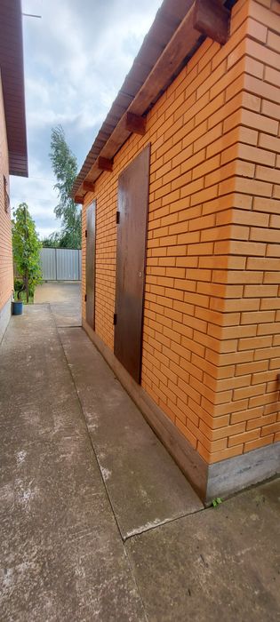 Продается новый дом с террасой \ возле . воды \.