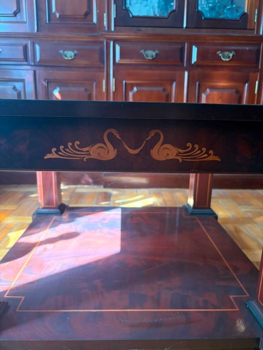 Mesa de centro clássica em madeira com marchetaria e tampo de vidro