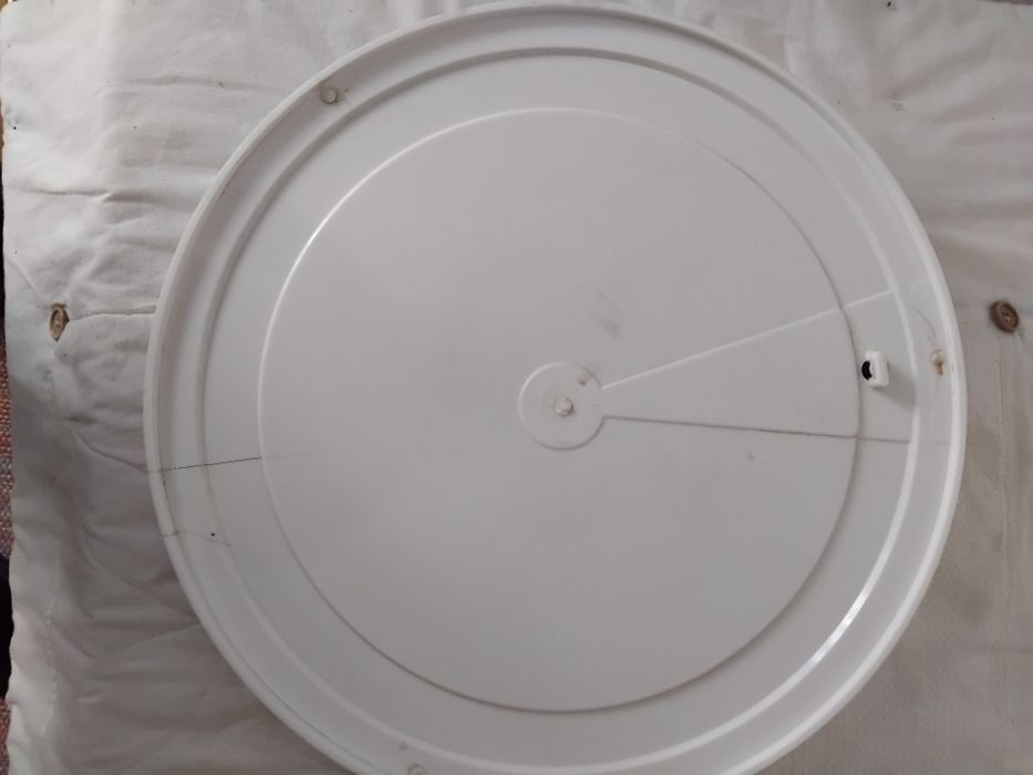 Espelho redondo antigo e minimalista