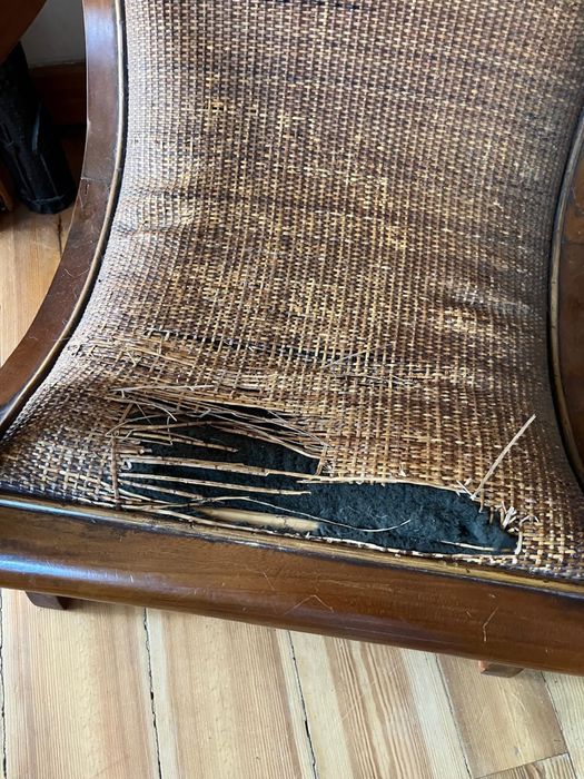 Cadeirão estilo colonial em madeira e palhinha