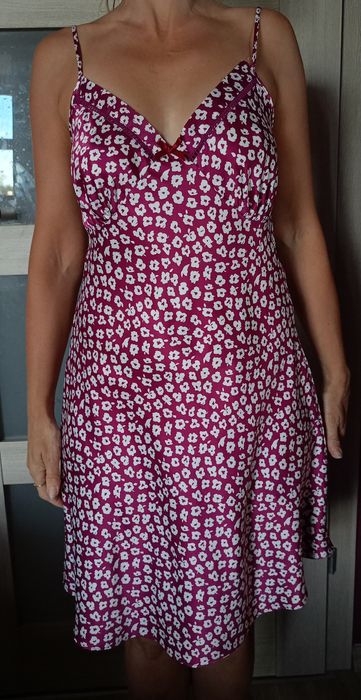 Krótka letnia sukienka w kwiaty