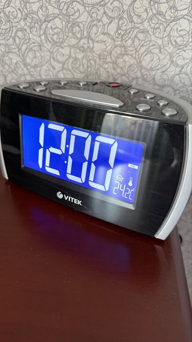електронний радіогодинник з будильником та функцією радіо бренду Vitek