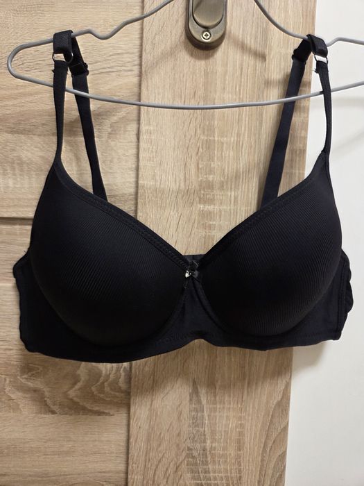 Czarny biustonosz usztywniany w prążek z fiszbinami klasyczny t-shirt bra