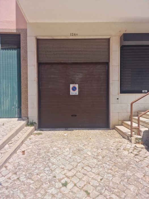 **Parqueamento no Cacém – 16 m²**