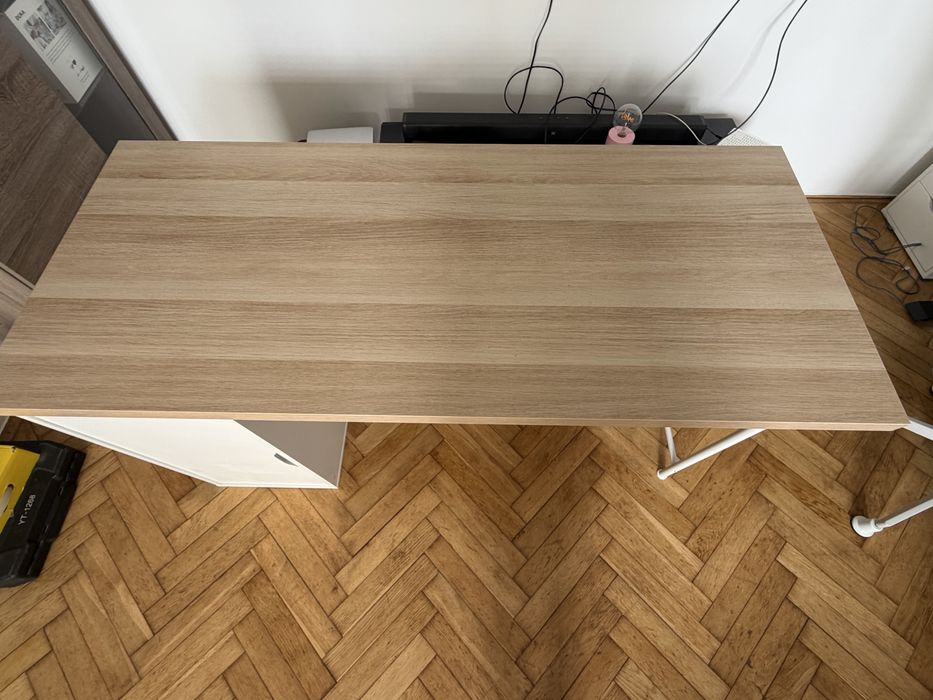 Biurko Ikea biale z jasno brazowym blatem 140x60
