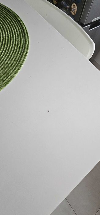 Biały stół z szufladą i krzesłami