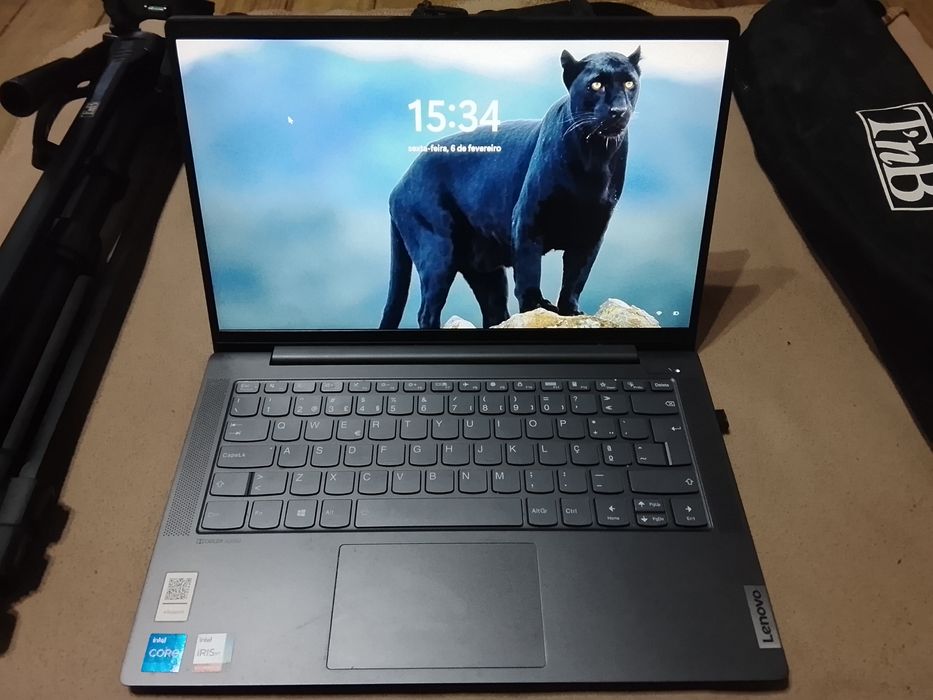 Vendo computador / Máquina fotográfica com tripé