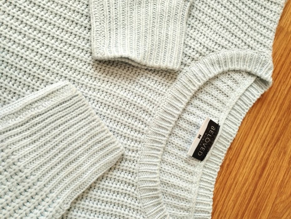 Sweter z ozdobnymi rękawami M