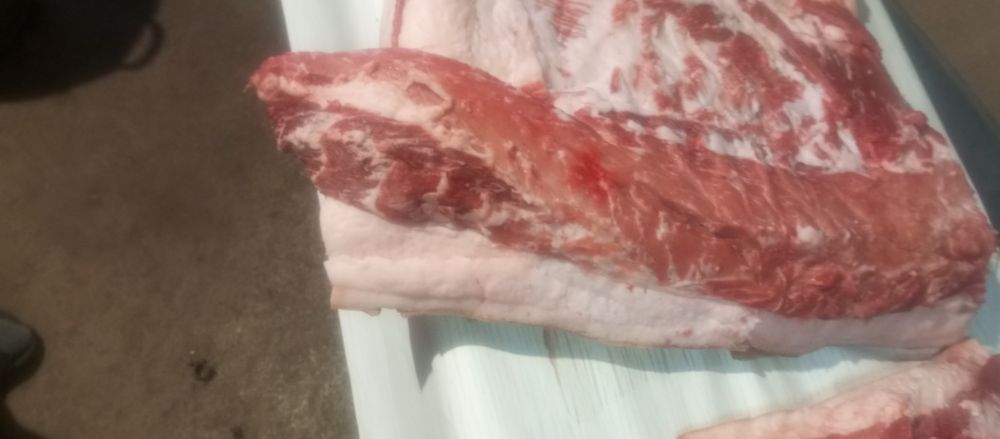 Продав свеней живою вагою ,туші півтуші