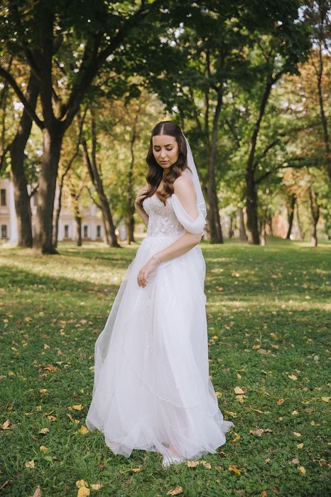 Весільна сукня з фатою