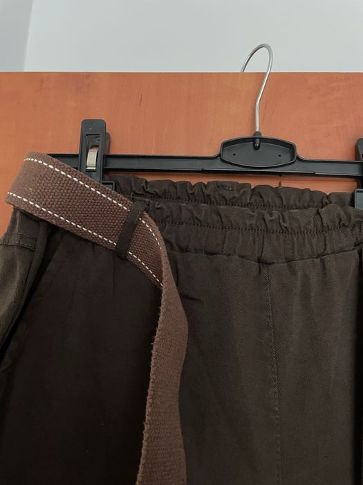 Brązowe materialowe spodnie prosta nogawka na gumce z paskiem