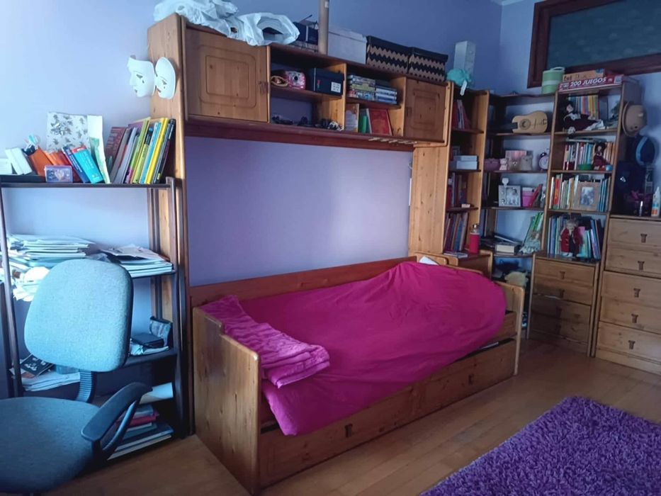 Quarto infantil, tipo estudio em pinho tratado.