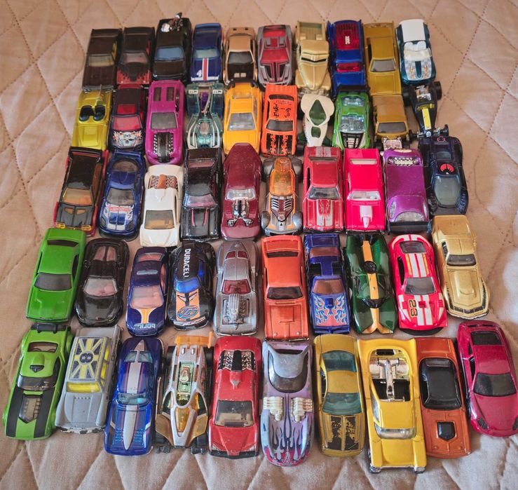132 Hot Wheels usados