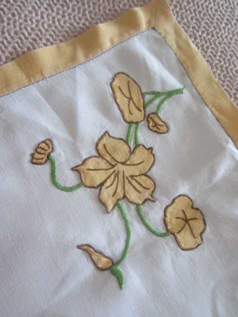 Dois Panos de Tabuleiro Bordados