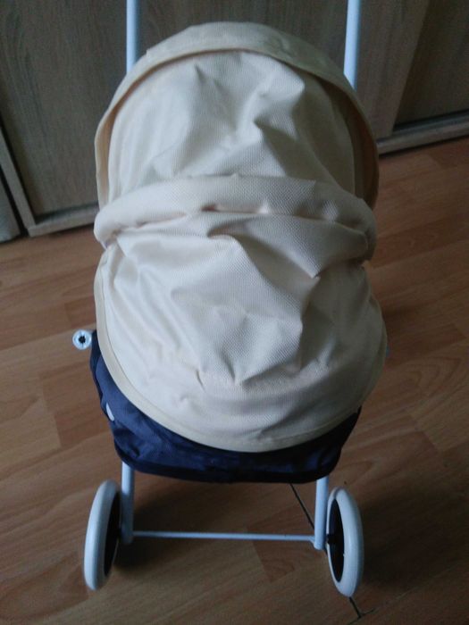 Mały wózek dla lalek