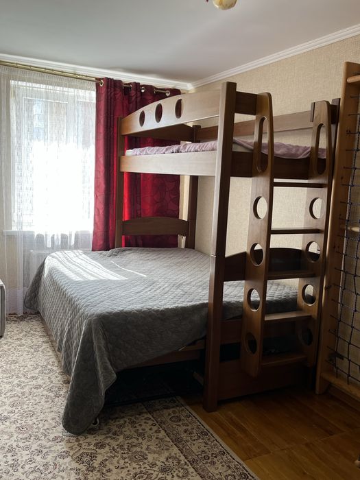 ТЕРМІНОВО продам двоярусне ліжко з дуба,яке має додаткове третє сп. л.