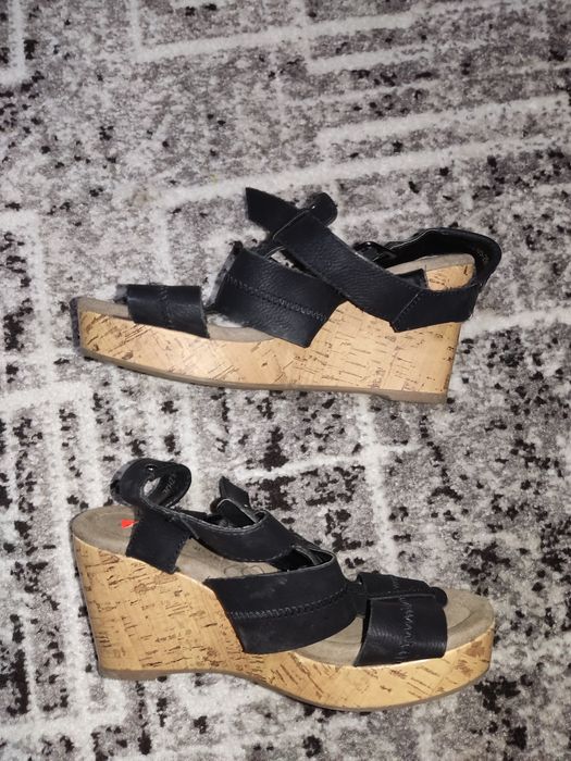Sandały na koturnie 36