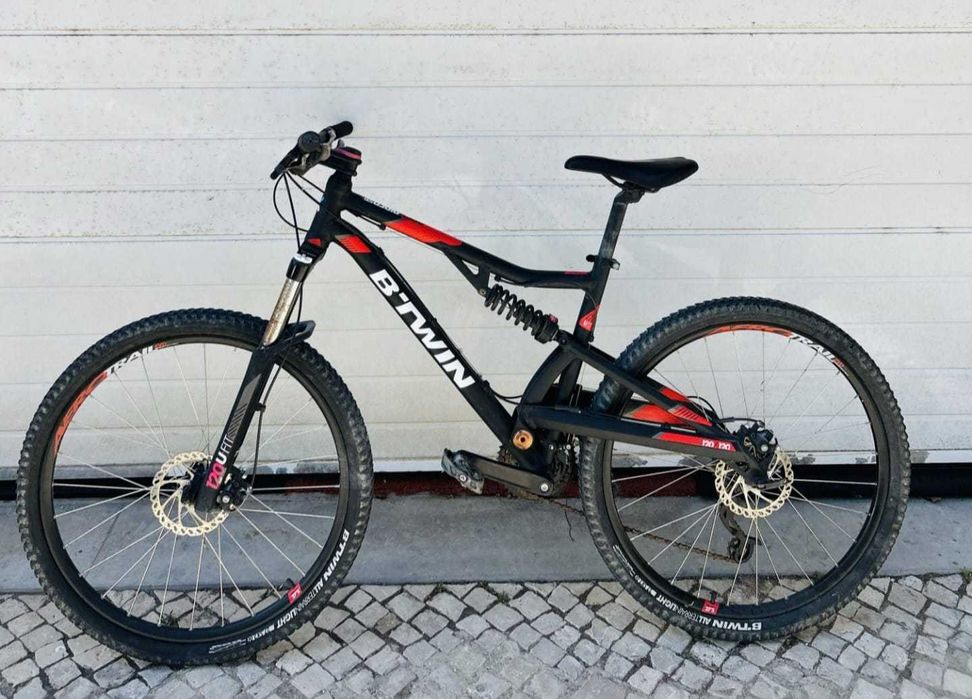 B-TWIN modelo 2023 como nova (Oferta de gopro e acessorios)