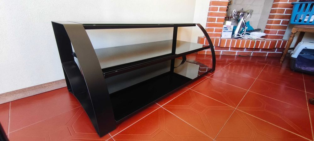 Móvel de TV em ferro e vidro
