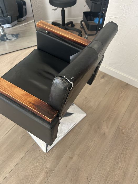 Duas cadeiras de cabeleireiro