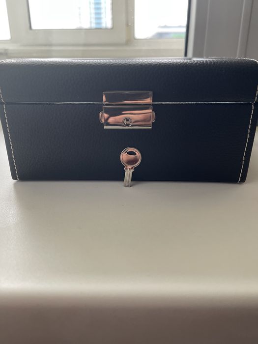 Продается коробка для хранения часов