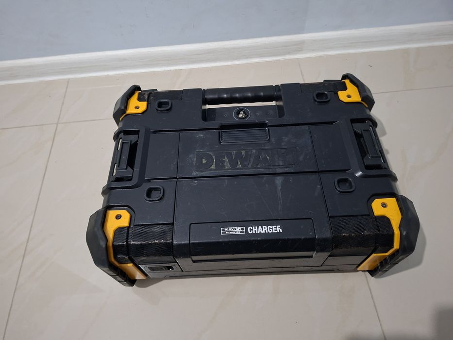 Зарядний пристрій - радіоприймач DeWALT DWST1