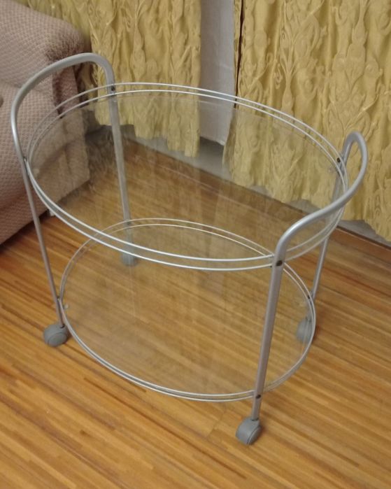 Сервірувальй стіл на коліщатках