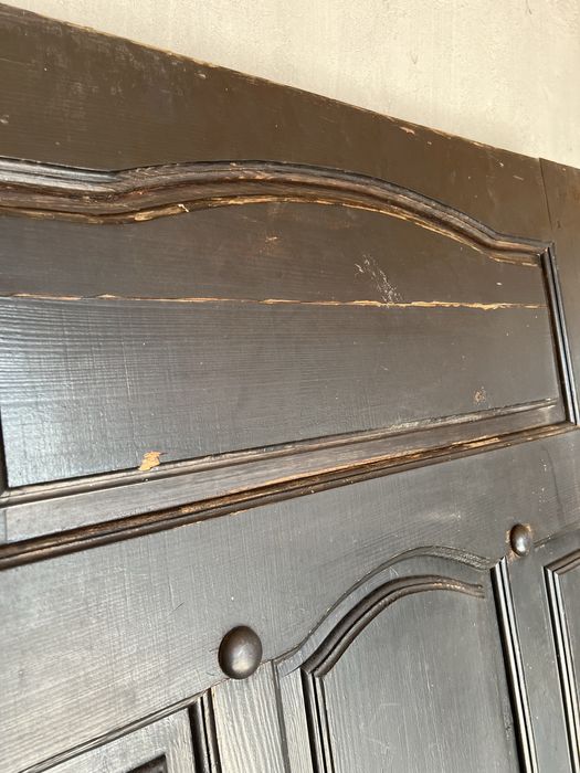 Масивні вхідні деревʼяні двері