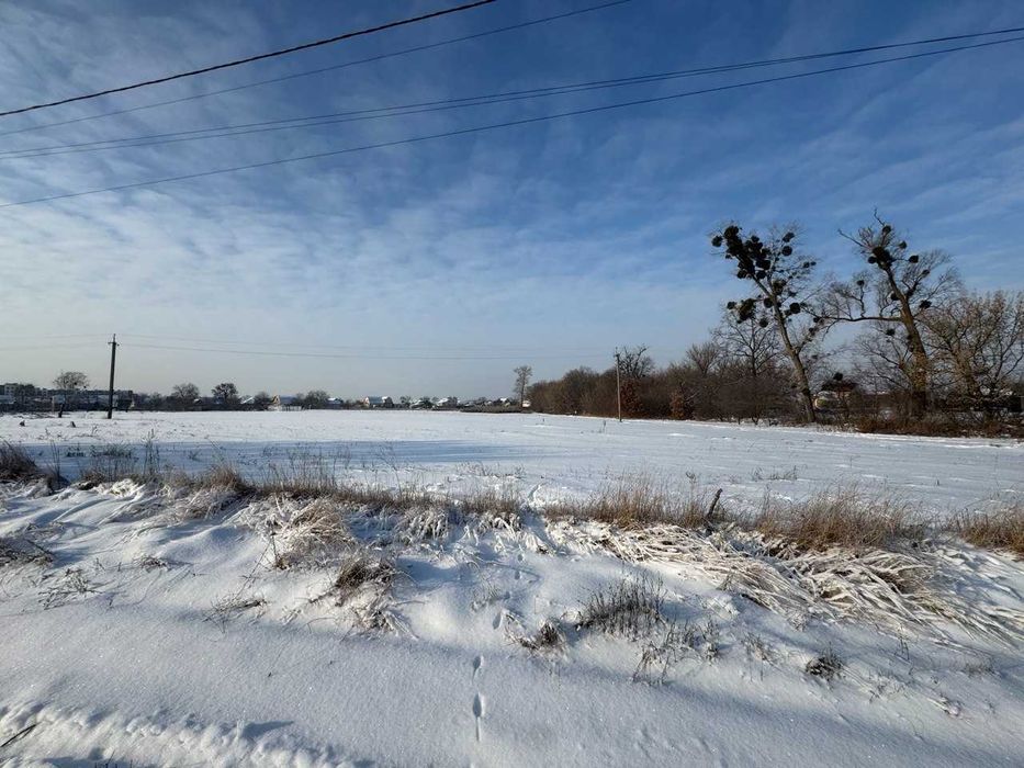 Продам 19 соток у Погребах, вул. Центральна, кутова, фасад 75 м, без%