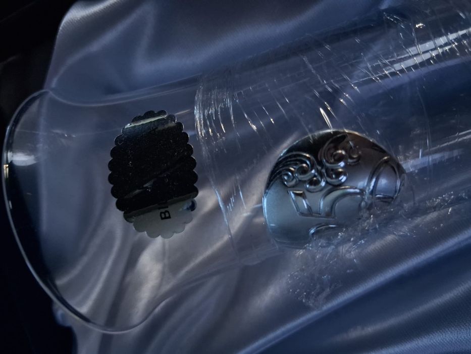 Copos de champanhe e talheres de corte de bolo