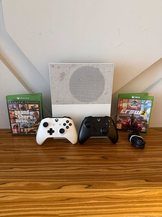 [Xbox] Konsola Xbox One S 1TB + 2 Pady + 2 Gry (GTA V, THE CREW 2)