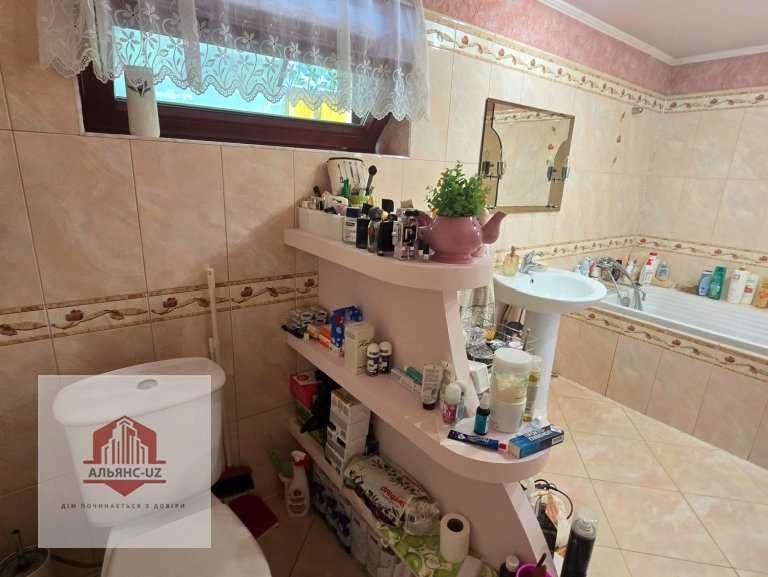 Гарний будинок з гаражем на 2 авто в р-ні ТЦ Білочка