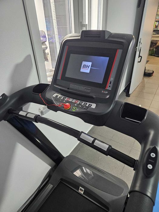 Passadeira BH Fitness com ecrã multimédia (YouTube) - gama superior