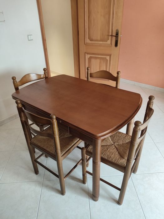 Mesa extensível e 4 cadeiras