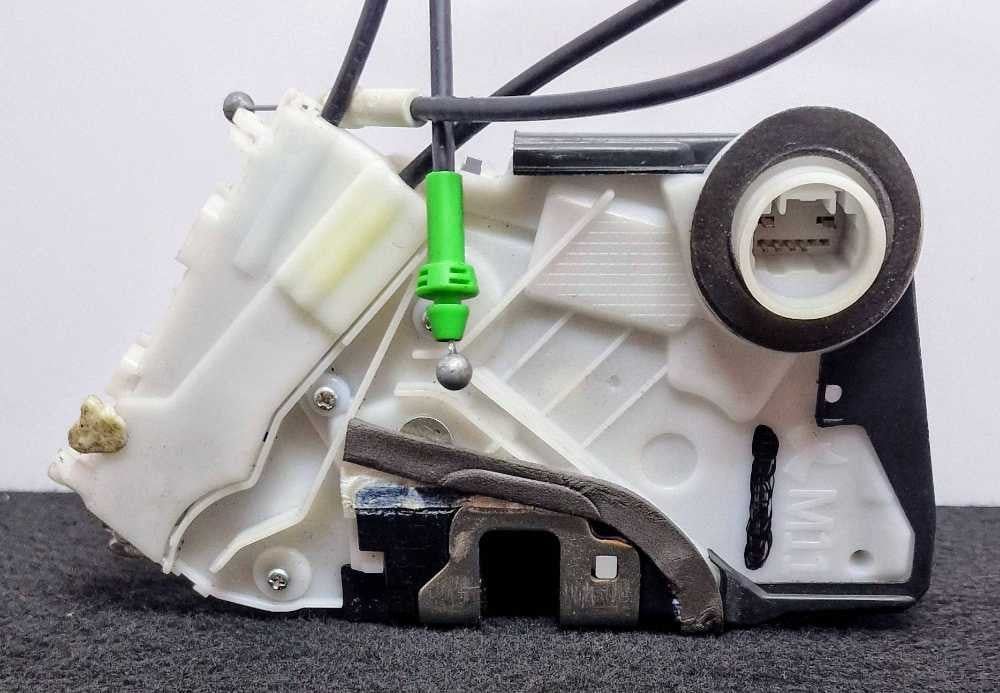 Fechadura / Fecho Porta Frente Direito U31-11130 - TOYOTA YARIS
