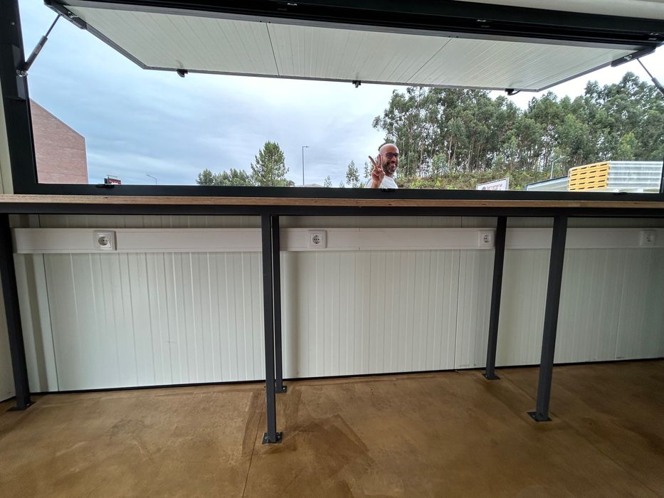 Contentor bar novo com WC pronto a transportar