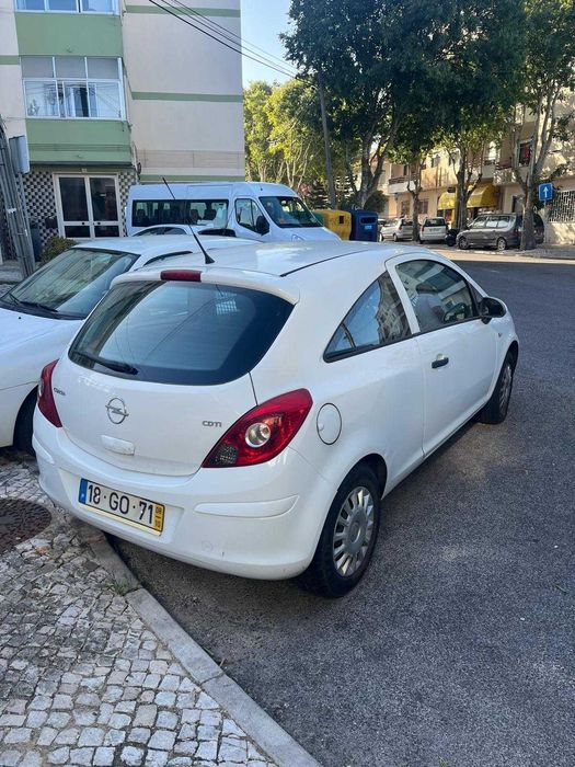 Opel com motor danificado