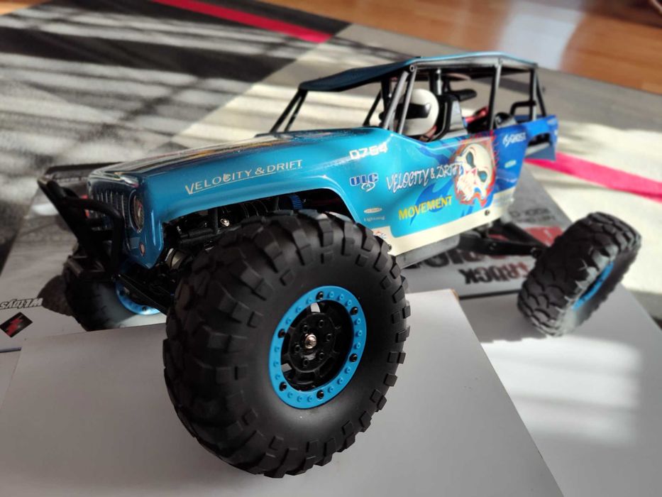 Model rc Wltoys 10428 rock crawler.