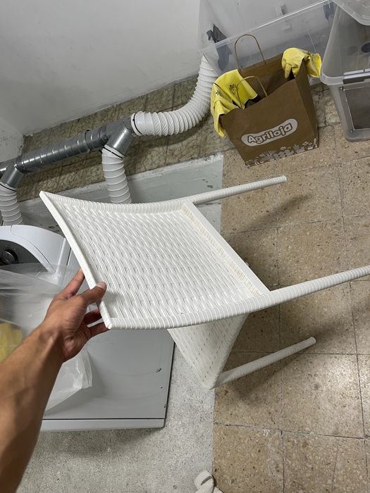 Cadeira branca de plastico