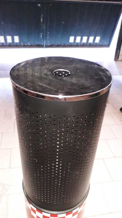 Cesto em metal preto e tampa em aço inox de roupa suja ou lixo. Usado