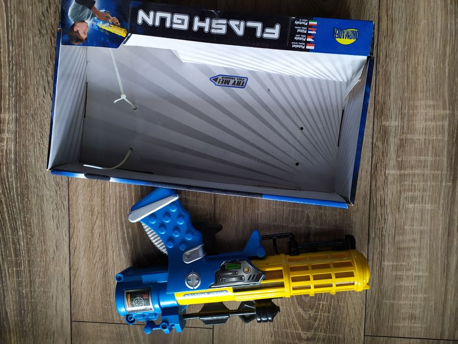 Pistolet plastikowy Flash Gun zabawka 3+ błyska strzela
