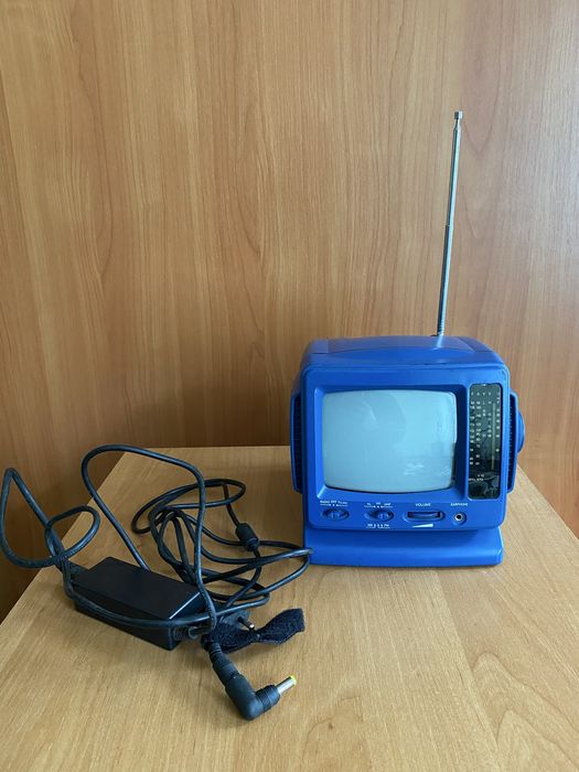 Портативний чорно - білий телевізор 5.5 з AM/FM радіо