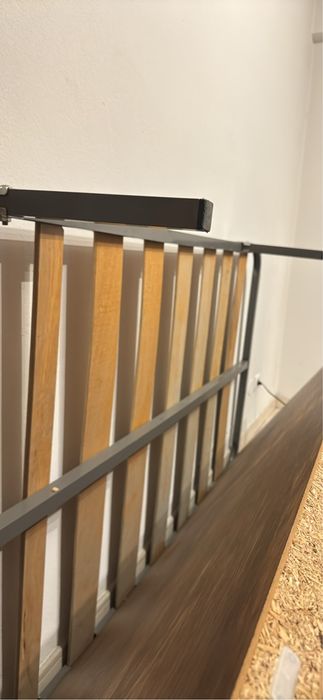 Extrado de cama com base em madeira