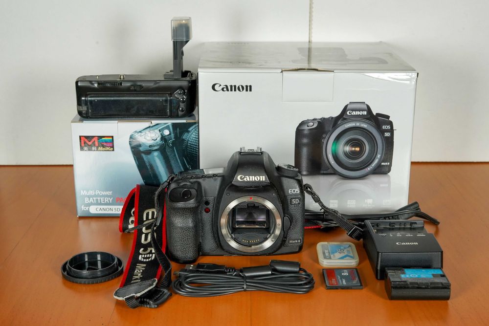 Aparat fotograficzny. Lustrzanka. Canon EOS 5D Mark II